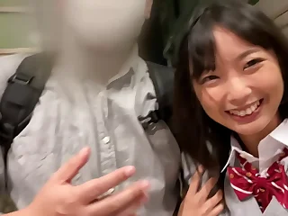 https://bit.ly/3kwTfpo　ハメ撮り　貧乳美女JKとおじさんがハメ撮り生セックス。おじさんちんぽが大好きなJKは手コキやフェラでおじさんを喜ばせる。おじさんの上に跨って騎乗位連続ピストンでいきまくり。